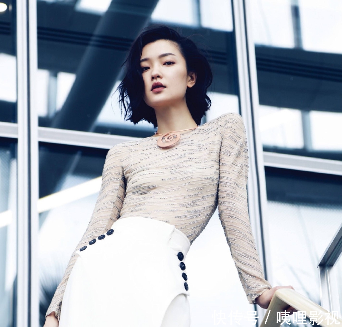 杜鹃穿黑色大衣气质冷艳,低头一看网友直言:小