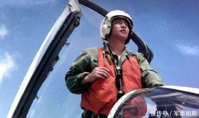 17年前他跳伞牺牲 10万军民搜救14天妻子一句