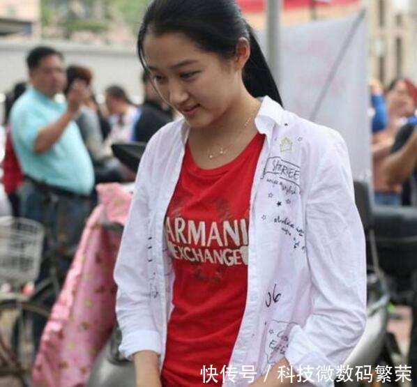 20岁关晓彤没化妆就出门,网友:这可比鹿晗素颜