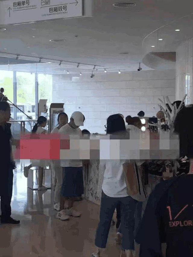 正脸照出炉！七夕刚过去没多久，王宝强就恋爱了？