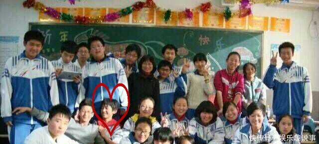 易烊千玺的小学班级集体照流出,亲妈粉还能一