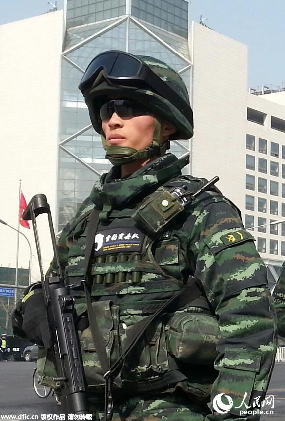 雪豹突击队现北京街头宣传反恐 装备精良