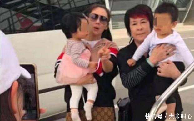 张雨绮带龙凤胎出行,孩子归妈妈张雨绮对他们