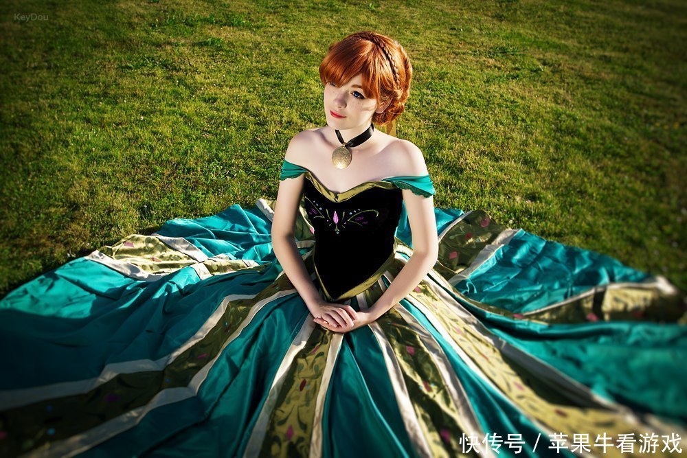 冰雪奇缘安娜cosplay:这萝莉脸很惹人爱!