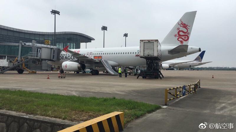而今天,港龙航空的飞机在杭州萧山机场"放滑梯"了.