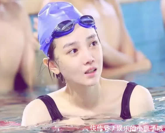 于小彤姐弟恋实锤?甜蜜牵手陈小纭出行游玩,工