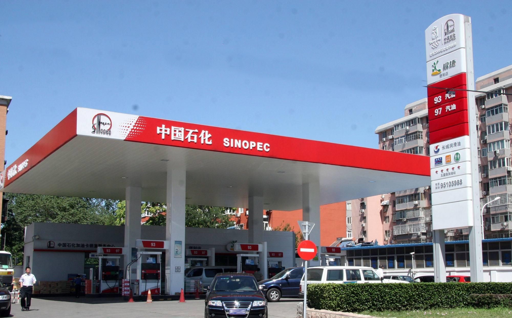 百年一遇,92号汽油388元一升,车主赶紧把车开过来加个够