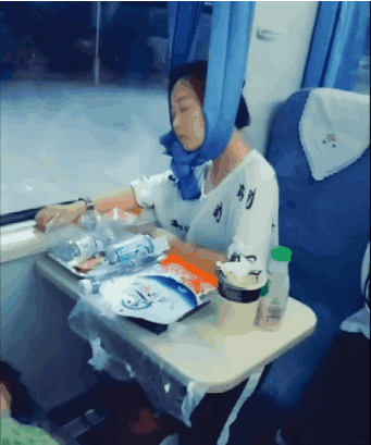 女子在火车上的奇葩睡姿, 网友: 这要是不小心死