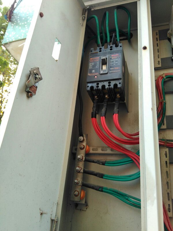 这种住户用电箱,是否带有接地线端接头的,我家