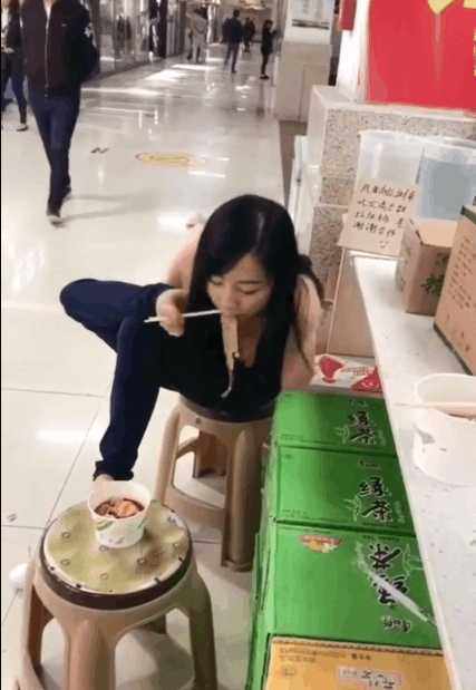 90后无臂故事用脚给自己创业,自主化妆开小店美女美女恶搞的图片