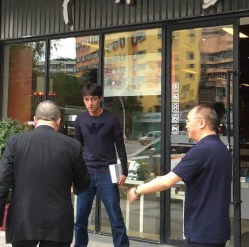 武汉某书店偶遇胡歌,人帅有礼貌,网友:为啥越来