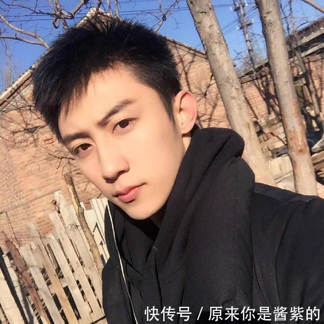 他长相俊朗酷似吴尊,可出道前竟在饭店打工,今