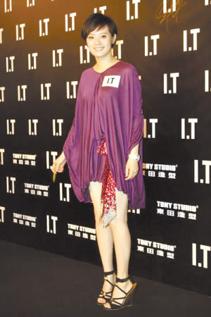 35岁孙俪出席活动,硬是把高跟鞋穿成了运动鞋