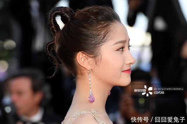 关晓彤透视仙女裙亮相戛纳红毯, 小翘辫发型亮