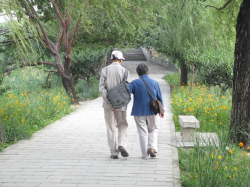 我大街上装晕试探未来女婿，他把我送到医院后，我让女儿赶紧分手