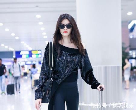 何穗气场全开,穿长款拼色风衣女王范十足,袜子