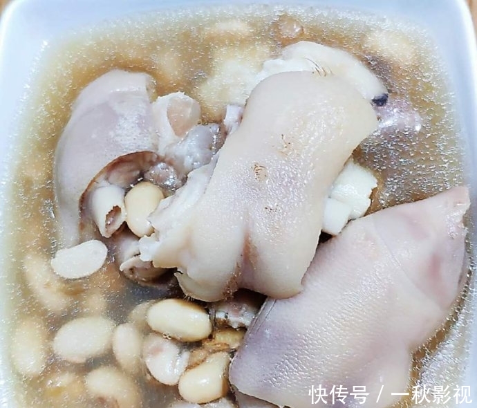 什么炖猪脚汤最好吃 t01367828b0d288b565.jpg
