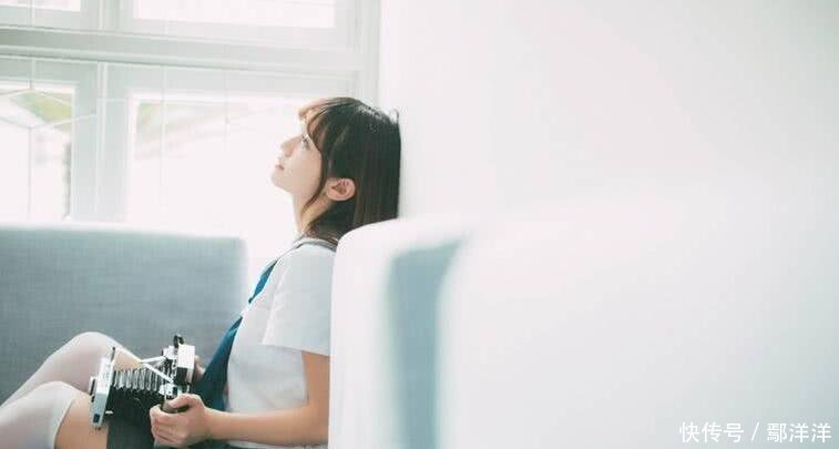 人像摄影:学生装素颜清纯刘海白美女美女丝袜视频学生制服情趣图片