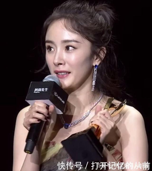 杨幂不畏冬天,一身薄裙亮相时尚先生盛典,看到