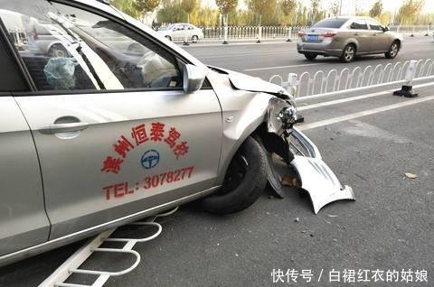 山东滨州驾校教练车与护栏相撞 车头尽毁
