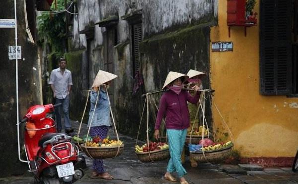 100元人民币可以换33万多越南盾,在越南能买