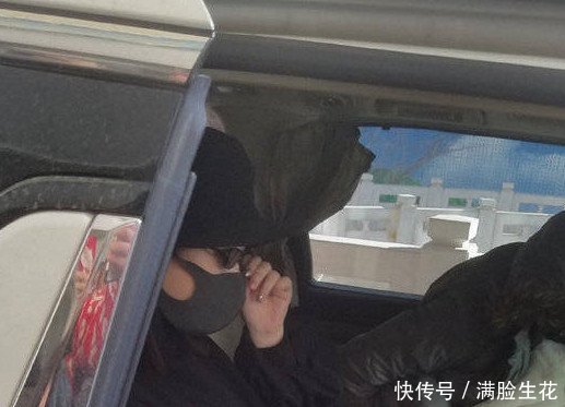 赵丽颖产后出院落座动作惹人心疼,手指上美甲