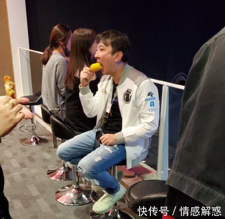 王思聪吃表情图串红网络,新一代玉米即将出双臂表情包张开得图片