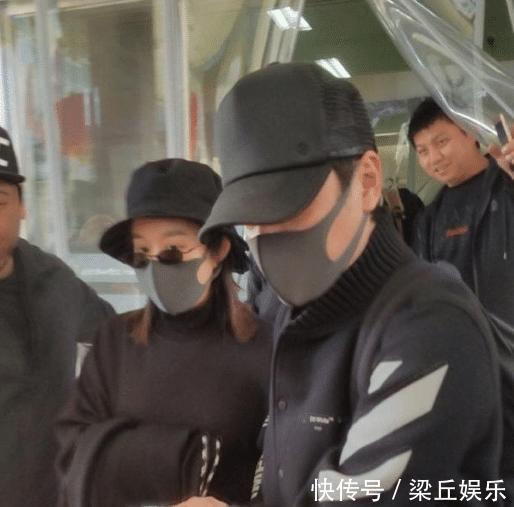 赵丽颖产后出院,冯绍峰全程用身体护送,撒红包