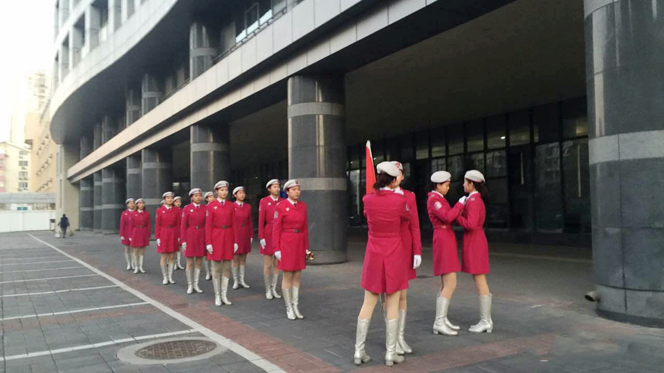 大学内的国旗班全部是由长腿妹子们组成的,比如中华女子学院国旗班
