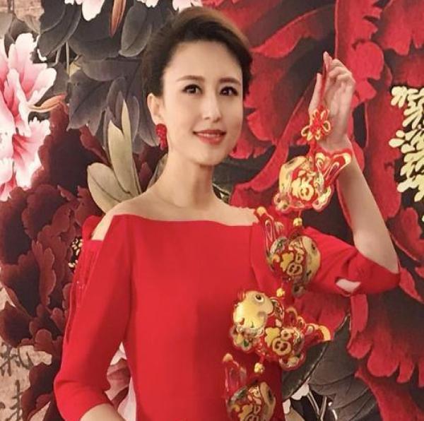 央视最美主持人,李红与66岁老公近照,原来长这