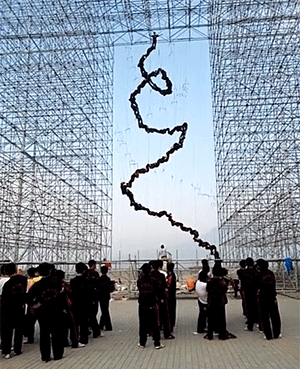 人体贪吃蛇,很壮观