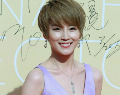 34岁谢楠穿深V装出席活动,大家把注意力放在