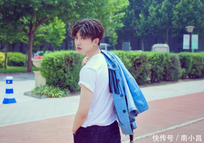 兑现承诺,蔡徐坤微博晒黑发自拍照,网友:下一个