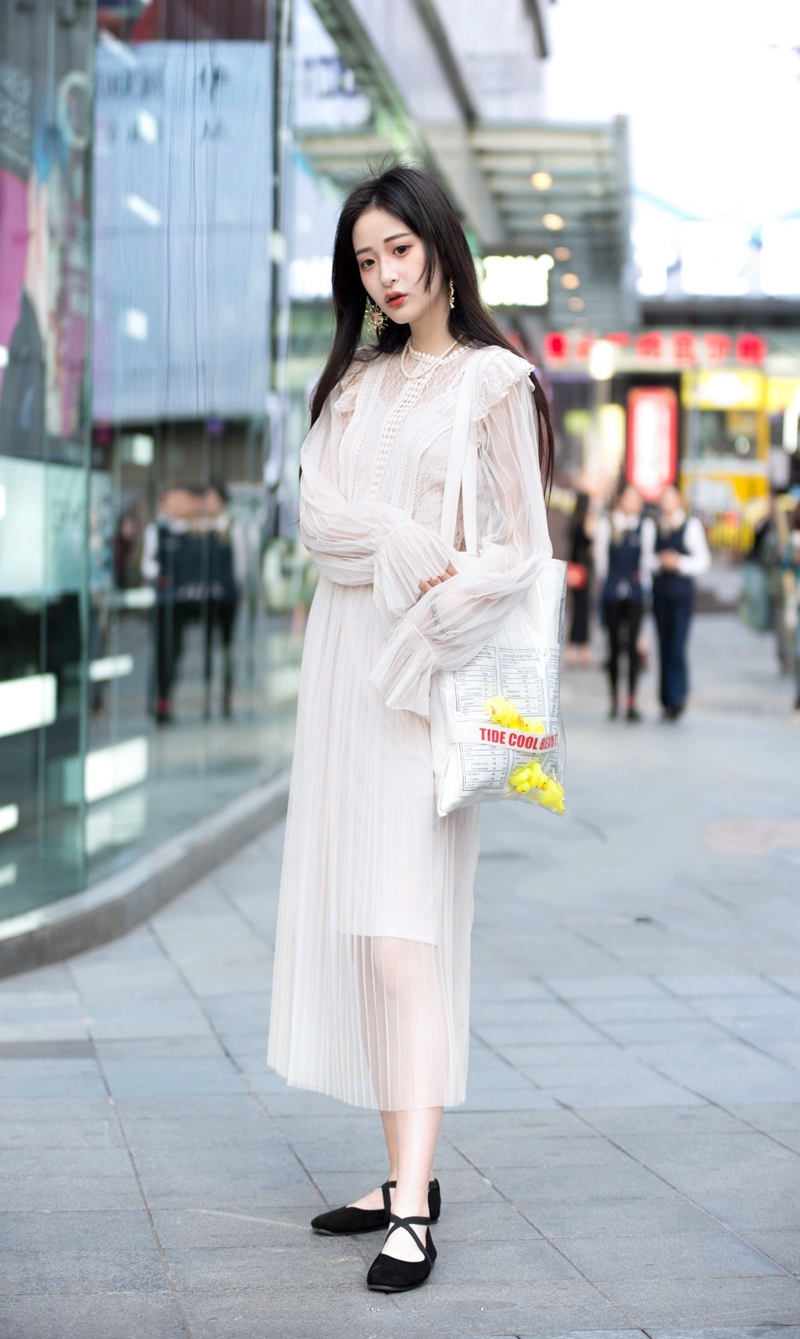 街拍美女:把连衣裙穿得这么美,她们的气质装饰