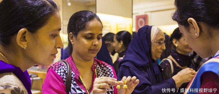 印度大妈来炫富,到中国超市逛一圈愣了,网友还