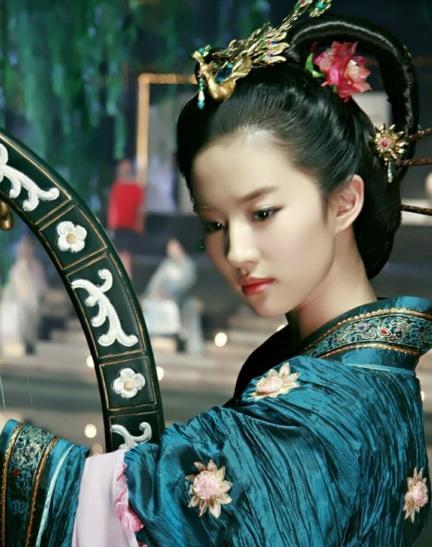 丫丫古装美出天际,杨幂的王昭君成经典,关晓彤