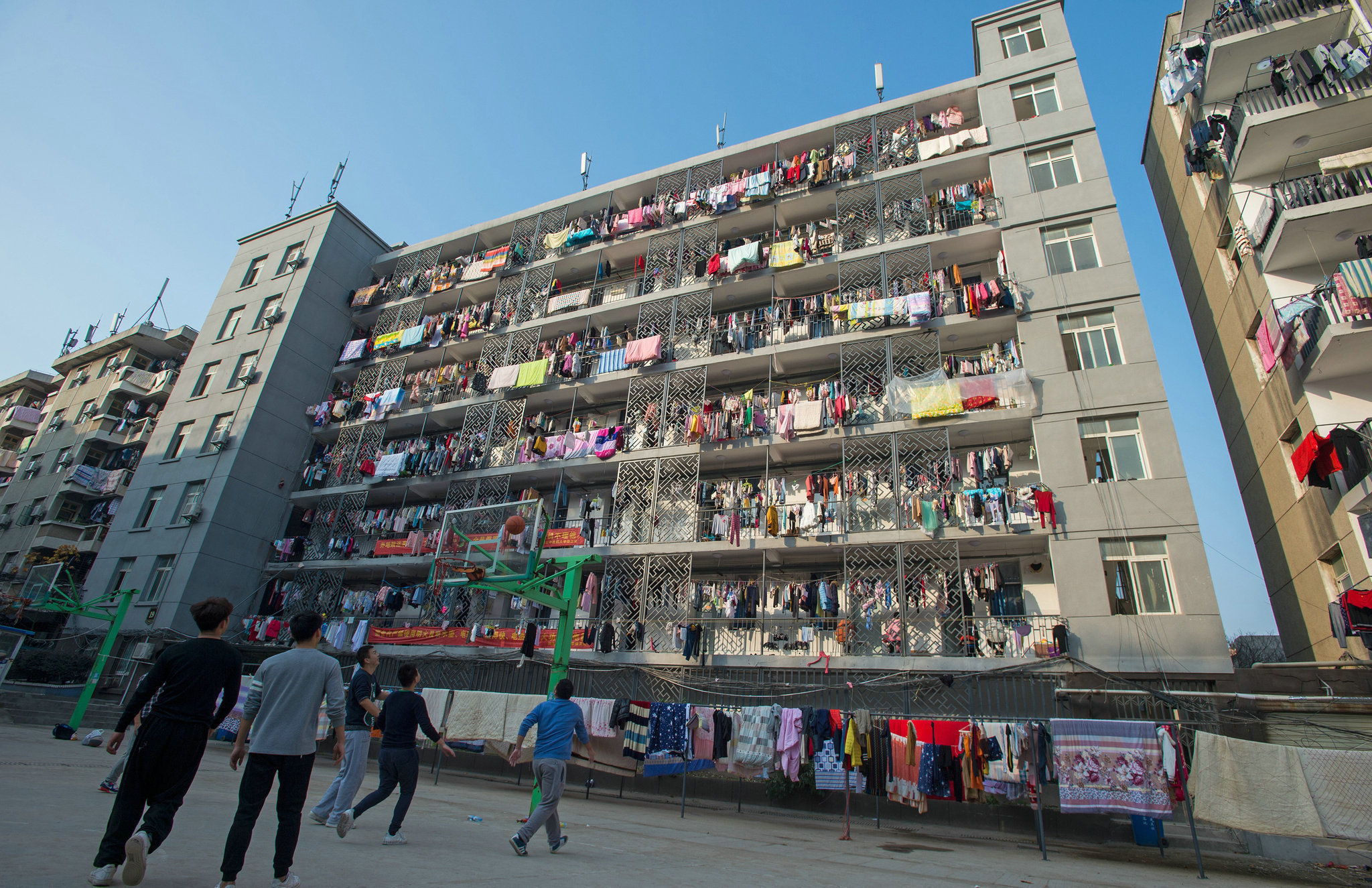武汉久阴逢晴,女生宿舍晒被子场面壮观。想起了当年的学生生活啊|龙城茶座-化龙巷