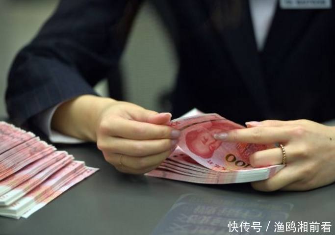 村姑去银行柜台取800元,营业员看不起不取,女