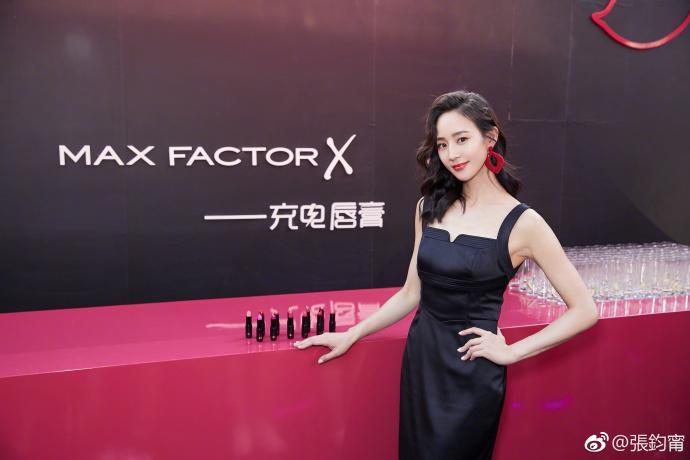 张钧甯真的太美啦，黑色吊带短裙配上这红唇，撩人！网友：想吻你