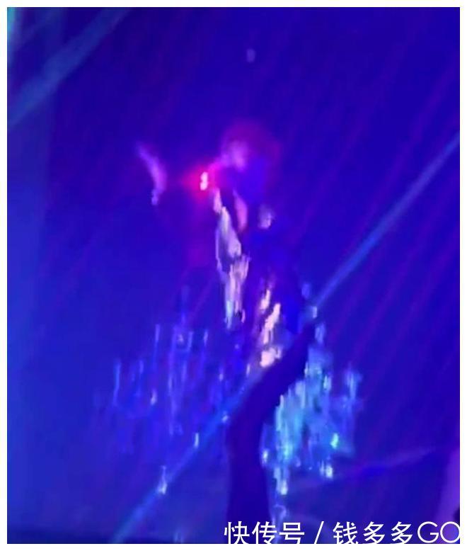 继蔡徐坤后,薛之谦也遭激光笔照眼,粉丝心疼:可