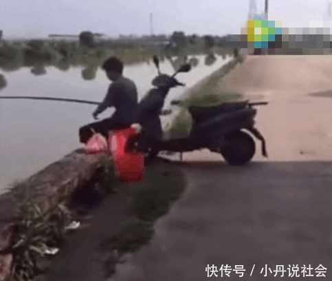 男子河边钓鱼发现自己被无形力量推入水中, 细