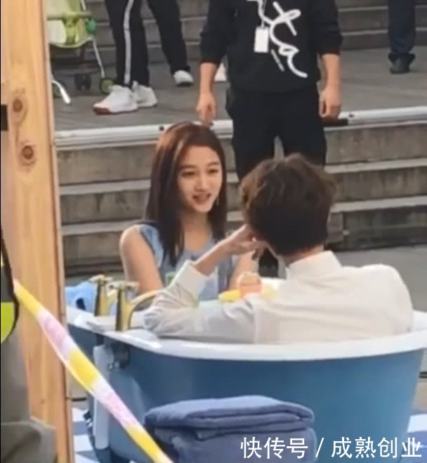 开拍关晓彤表情偶遇,与官鸿表情约图片青涩的新剧包捅浴缸人图片
