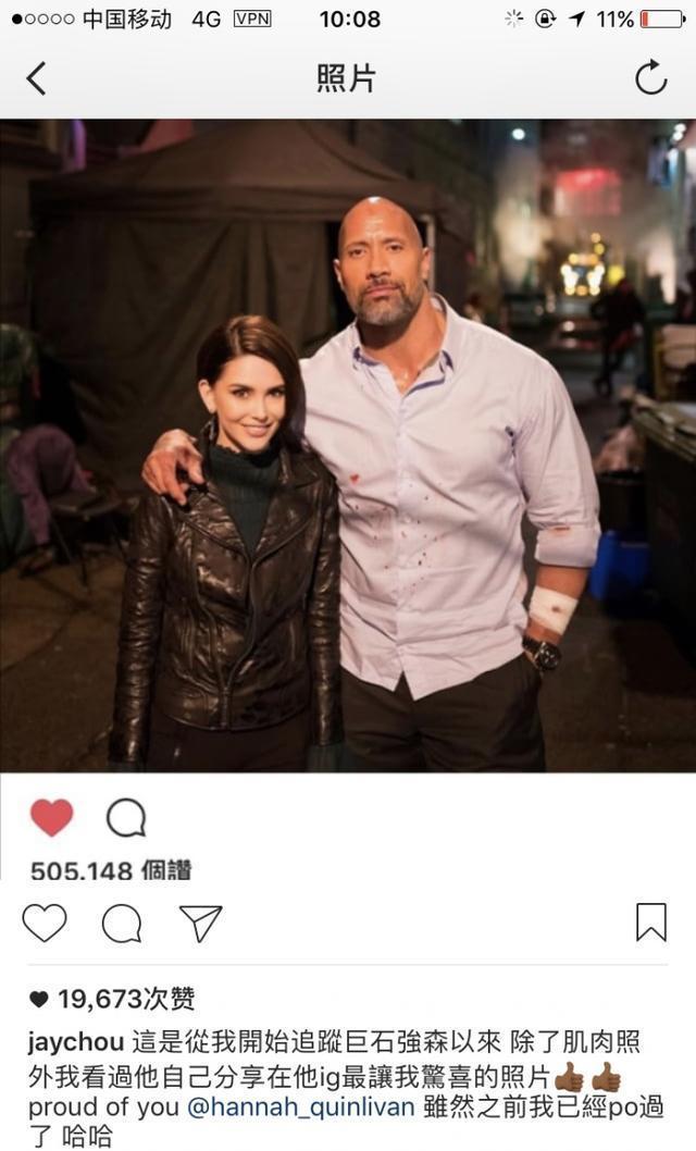 巨石强森与周杰伦娇妻昆凌合影，他的这个动作暴露了品性