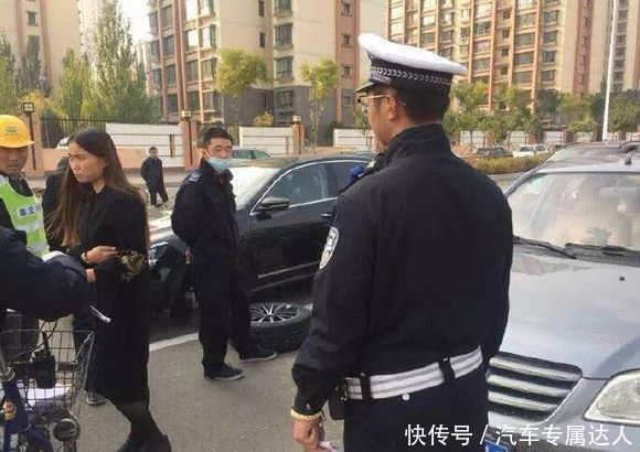 霸气车主将车停在路中央,丢了四个轮子,交警也