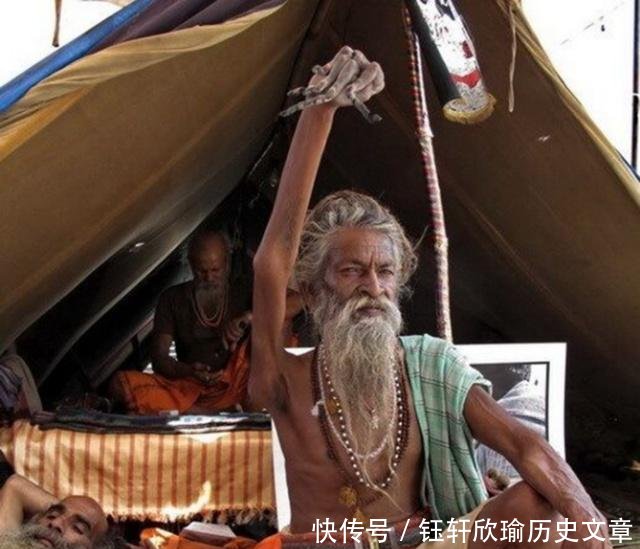 印度苦行僧为了修行,举臂45年而枯萎,是自残还