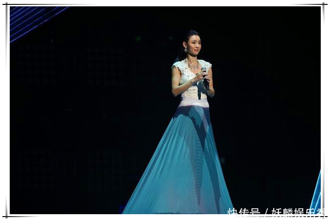 张柏芝演唱会现场凄凉,谢家只一人到场,可见当