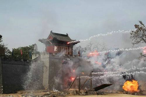 万岁山景区踏青赏花游客、学生团体络绎不绝