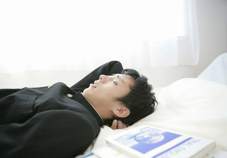 女婿出车祸醒来后,见岳母的手要报警,医生小声