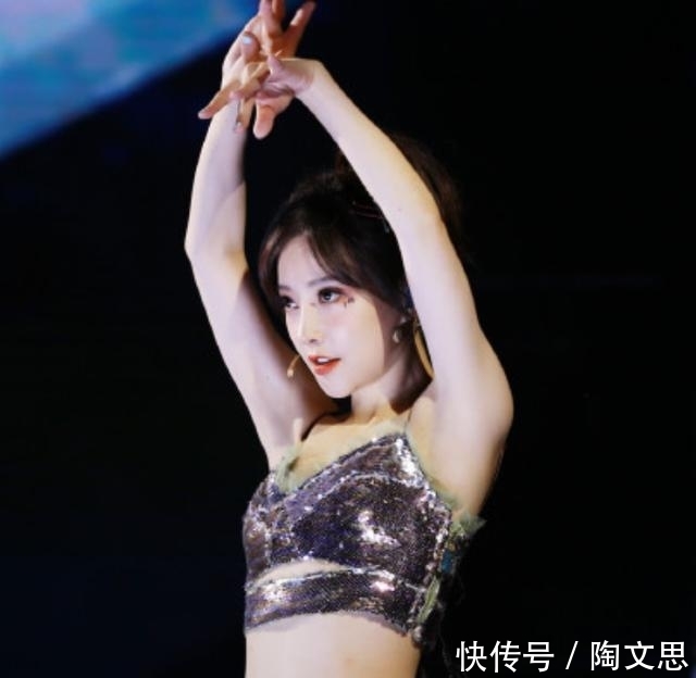 冯提莫演唱会后继续忙碌,一个细节举动让蘑菇粉激动:不火都难 真钱捕鱼可提现送彩金
