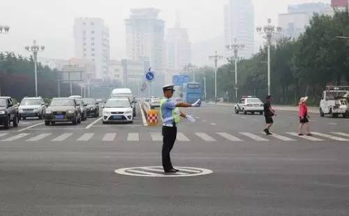 红灯停,绿灯走,清楚直白,为什么还要交警做复杂的动作去发相同的指示